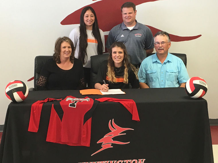 Suns Volleyball Sign Huntington's Ivy