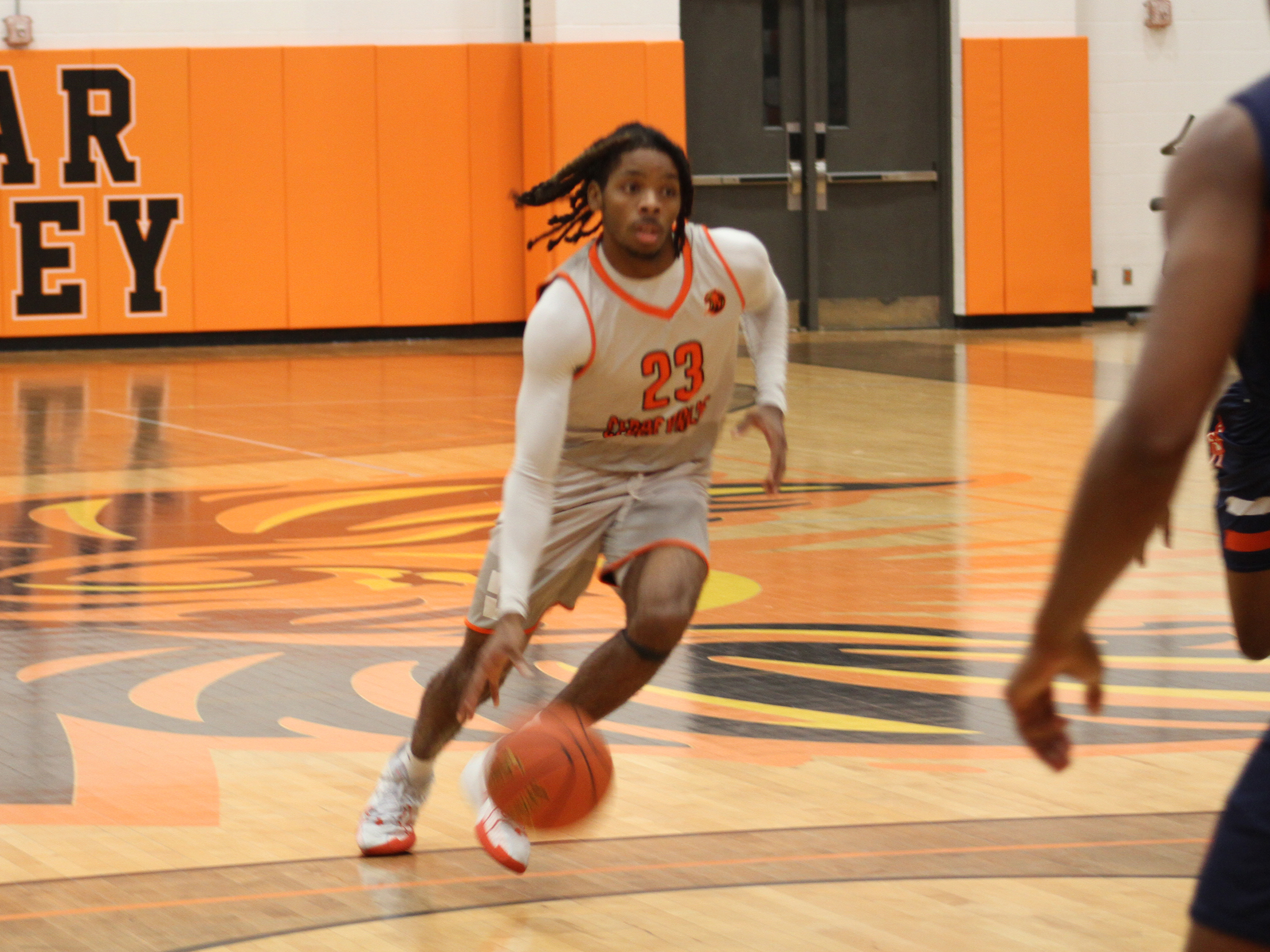 Cedar Valley Men's Hoops Escapes Southwestern Adventist, 62-61